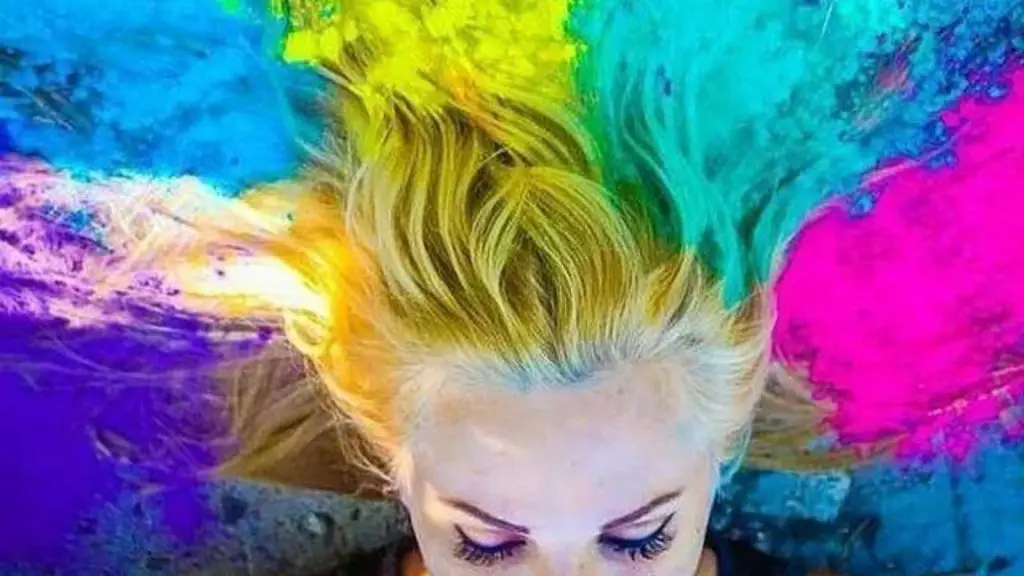 can you dye your hair with holi powder women dont't know about the holi powder