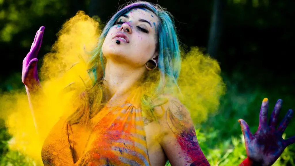 can you dye your hair with holi powder while playing the holi