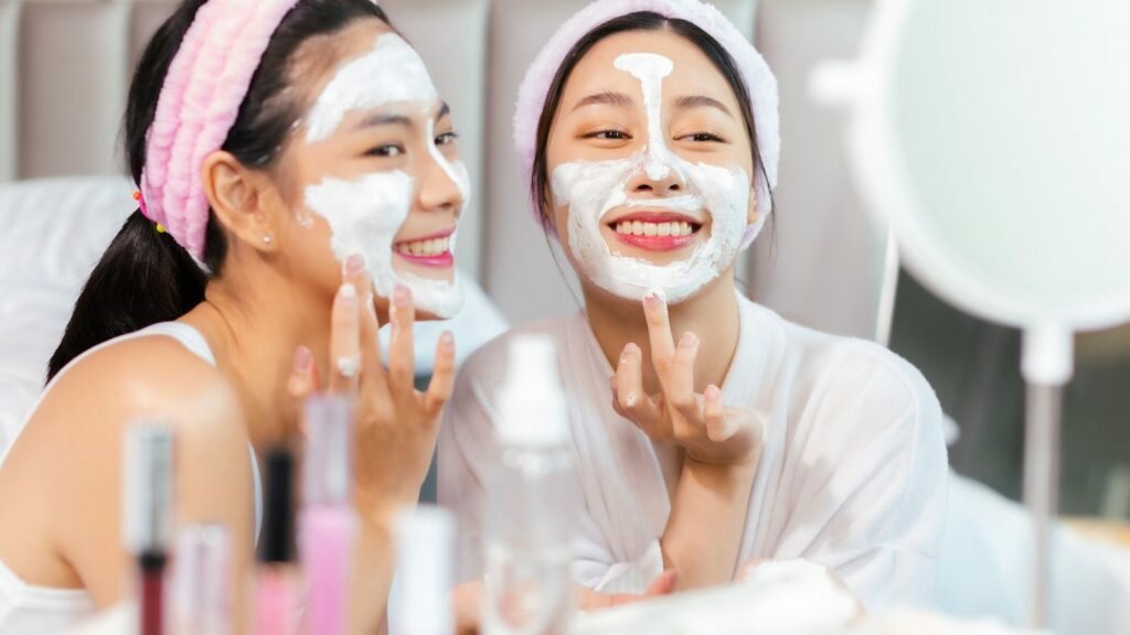 women applying Rice Face Mask on her faces