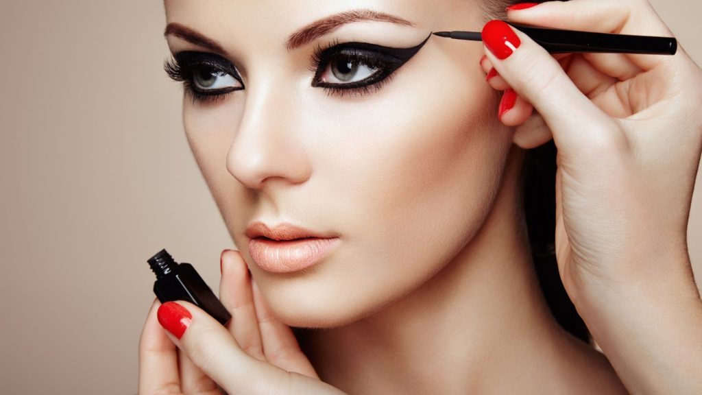 eye-liner-application-1024x576-2872079