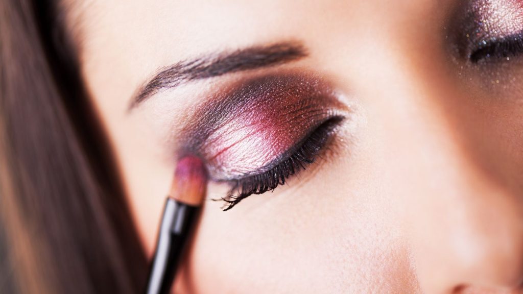 eyeshadow-application-1024x576-7060040